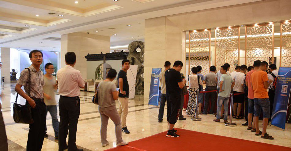 簽到處人聲鼎沸、熱鬧非凡